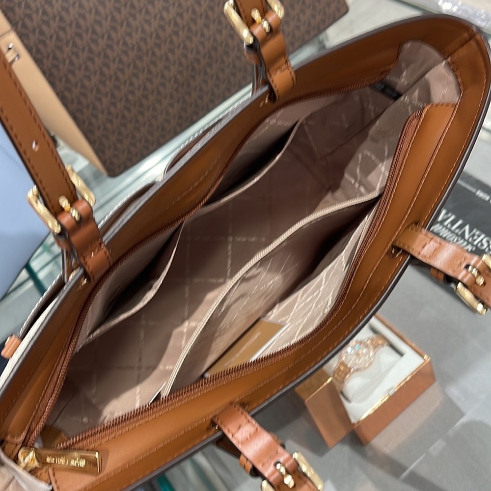 MICHAEL KORS JET SET TRAVEL MEDIUM DOUBLE POCKET TOTE
VANILLA SIGNATURE NWT - Picture 11 of 16